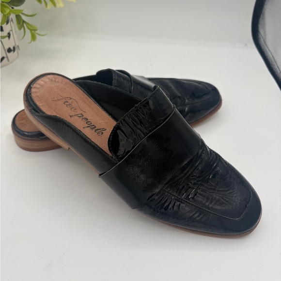 Free People Black Patent Leather Slip on Mules Size 38 - Picture 3 of 5